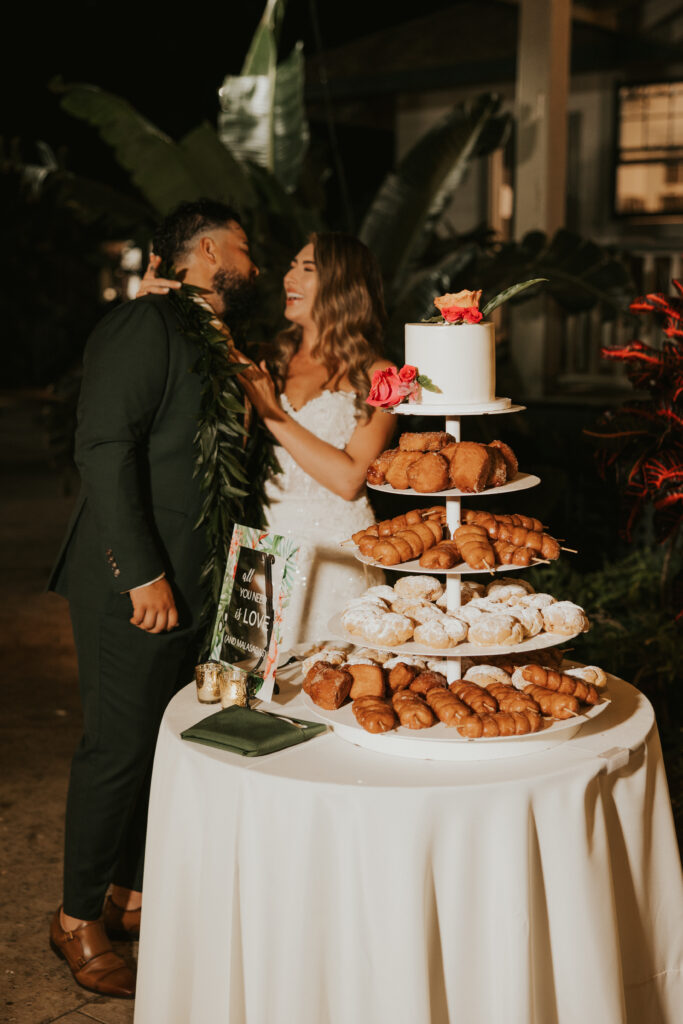 Maui Elopement Photographer captures bride and groom at cake table